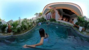 Renang Santai di Villa - 360 Video