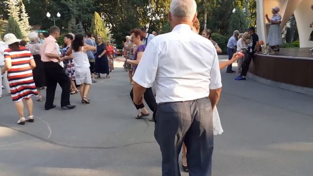 ХЛОПЦІ НА ДУМЦІ!???/ТАНЦЫ В ПАРКЕ ГОРЬКОГО ХАРЬКОВ ИЮЛЬ 2021 смотреть онлайн