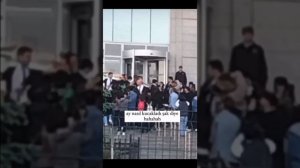 Зимородок / Сцена возле суда и обнимашки за кадром / Афра Сарачоглу и Мерт Рамазан / 32 cерия