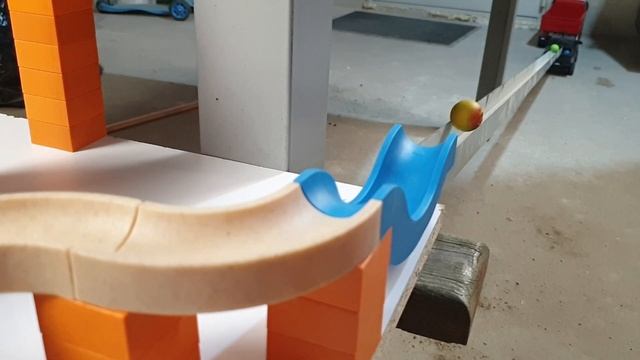 Шарики катаются по треку Marble run Satisfying building blocks смотреть онлайн