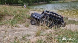 RC Off-road near the lake, TRX4  and SCX10 Axial Defender. Джип на пульте управления