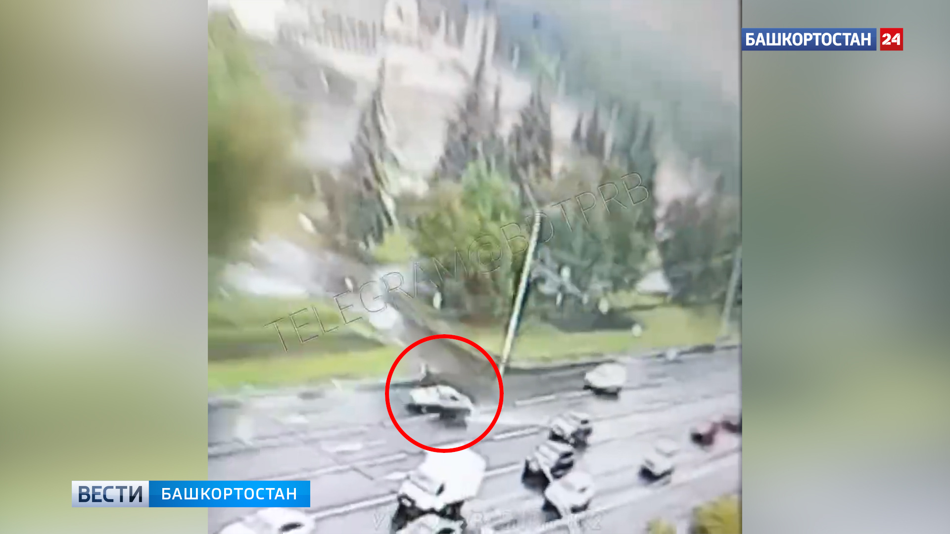 Появилось видео момента аварии на проспекте Октября в Уфе, где молодой водитель вылетел на газон