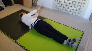 Круговые движения, ползание или перешагивание на лопатках
