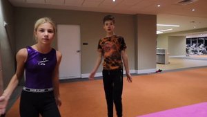 ПОСПОРИЛИ, кто ЛУЧШИЙ в ГИМНАСТИКЕ МАЛЬЧИК или ДЕВОЧКА!!