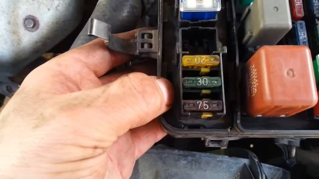 Toyota как заменить 100  амперный предохранитель.
