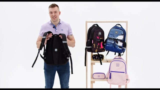 подросток выбирает рюкзак в магазине