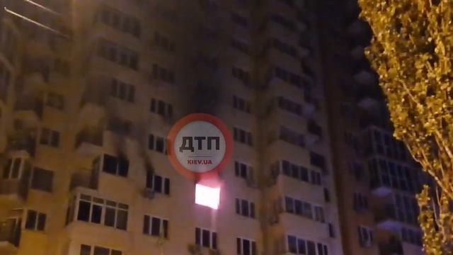 Сильный пожар в квартире, Киев, Красноткацкая, спасли маму с ребёнком. Предварительно, грелись.... смотреть онлайн