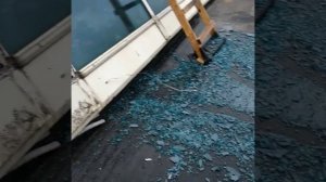 Как мы разбили стекло. Разбили стеклопакет. Стекло окно. Авария.