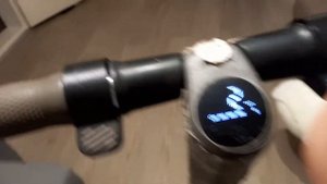 Ninebot KickScooter ES2 выключается при нажатии курка газа