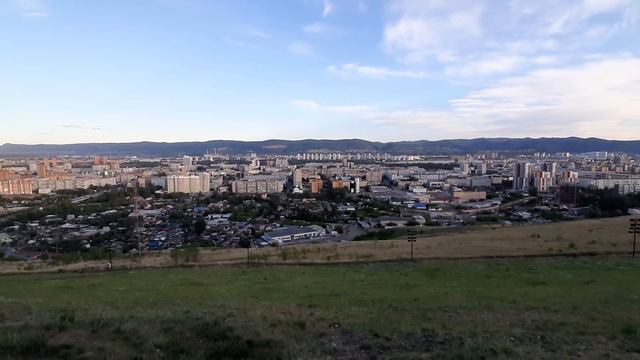 Вид на город Красноярск с Караульной горы на широкоугольный объектив
