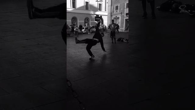 Breakdancing @Piazza Campo Marzio, Rome