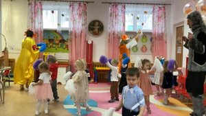 Танец с помпонами "Дождинки разноцветные" (О.Воеводина) Группа №8 "Знайки"
