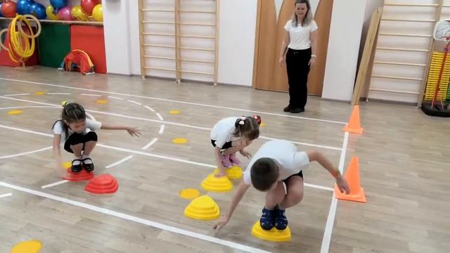 06.11.20.Веселые эстафеты-подг. гр, ко Дню народного единства. "Пройди по кочкам" д/с "Островок". смотреть онлайн