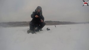 Снасть Паровоз. Когда не клюет рыба  Зимняя рыбалка на реке в январе