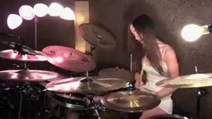 Девушка на барабанах исполняет песню Enter Sadman Metallica.mp4