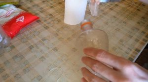 Как запихнуть пластиковый стаканчик в бутылку от генератора СО2, не сломав его!