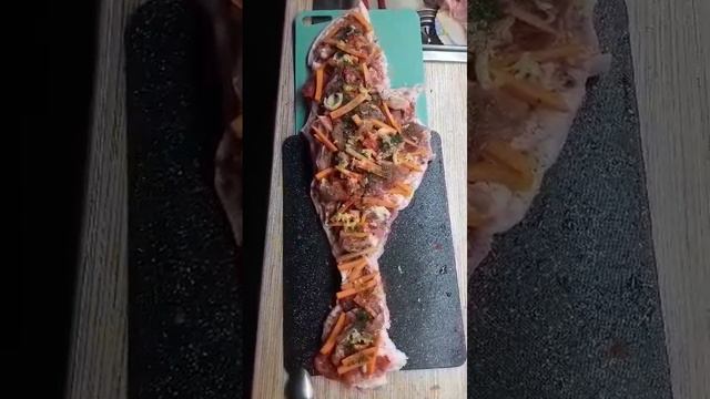 Мясная рулька с овощами в форме острова Сахалин . смотреть онлайн