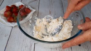 У Вас есть немного клубники? Давайте быстро приготовим РУЛЕТ К ЧАЮ БЕЗ ВЫПЕЧКИ!