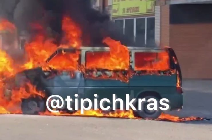 Автомобиль сгорел возле АЗС на Ростовском шоссе в Краснодаре