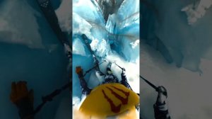 Лыжник падает в расщелину в Альпах (+ слоумо), спасение лыжника