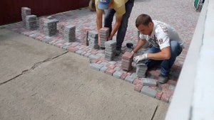Укладка тротуарной плитки старый город 2 цвета