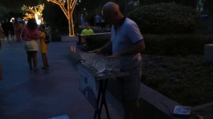 Уличный музыкант на Пушкинской в Ялте