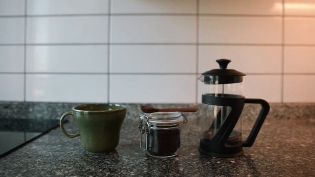 HOW TO MAKE COFFEE USING A MOKA POT & FRENCH PRESS смотреть онлайн