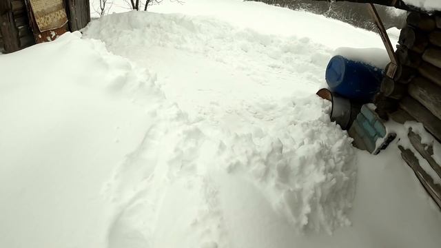 Кто сказал, что там с ума сойдешь от скуки? Деревенский денек в хозяйстве, заметенного снегом! смотреть онлайн