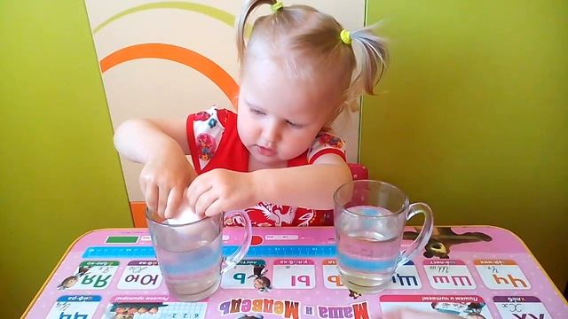Домашние детские опыты: почему яйцо в воде не тонет. Видео для детей