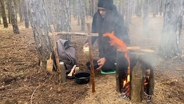 БУШКРАФТ СПАГЕТТИ   Готовлю пасту карбонара на костре   Одиночный кемпинг в лесу смотреть онлайн