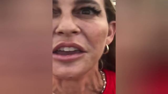 Two Insane Screeching Karen's Battle It Out смотреть онлайн