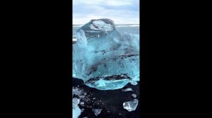 Айсберги тоже терпят крушение и их выбрасывает на берег