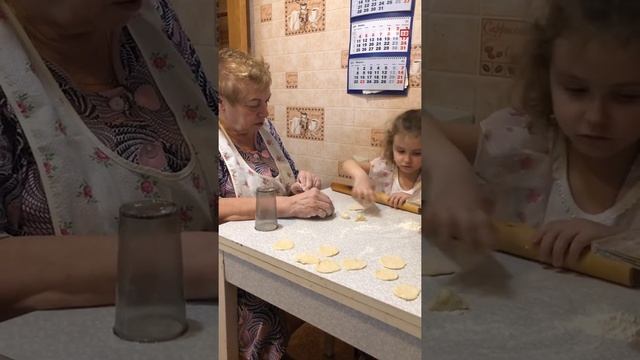 Семейные традиции. Лепка пельменей.