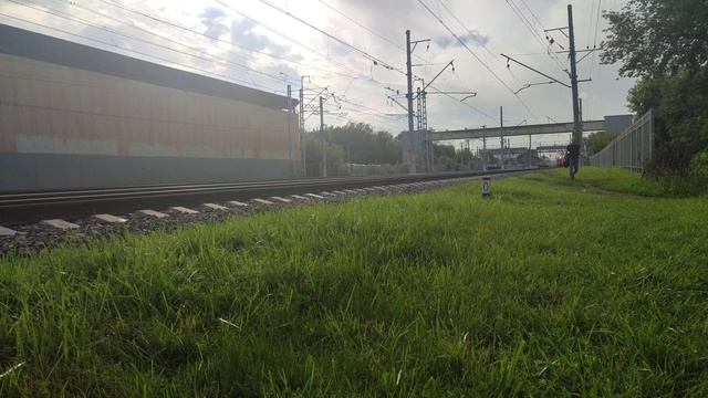 Электровоз ЭП2К-381 с двухэтажным поездом №32 Москва – Орск на платформе Косино смотреть онлайн