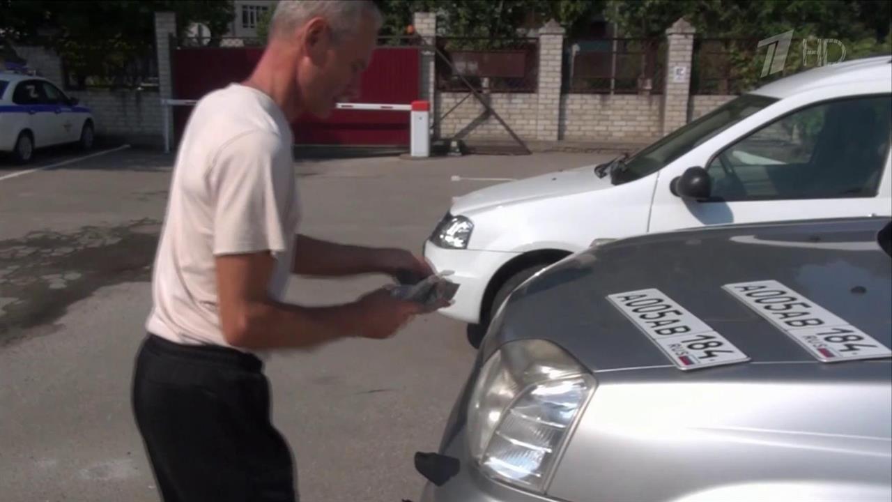 В Херсоне местные автомобилисты меняют украинские номера на российские