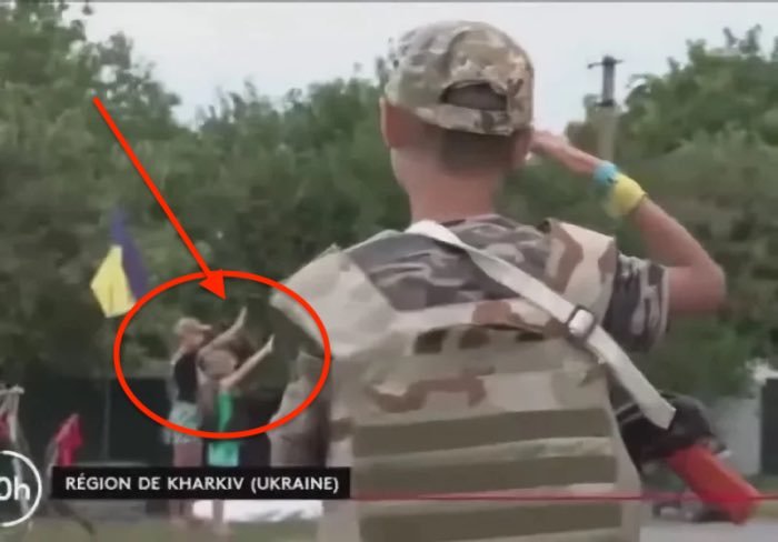 Украинские дети приветствуют свои войска