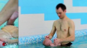 Учимся плавать в бассейне. Папа учит сына. Super William