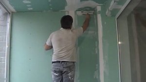 Шпаклевка стыков и саморезов гипсокартона.