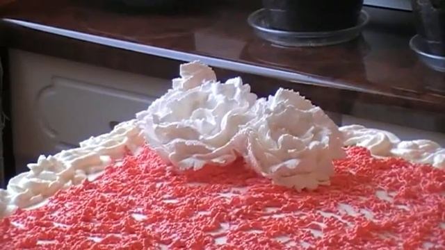 Торт "Иней".Украшение и розы из взбитых сливок .Тренировочный видеоролик. смотреть онлайн