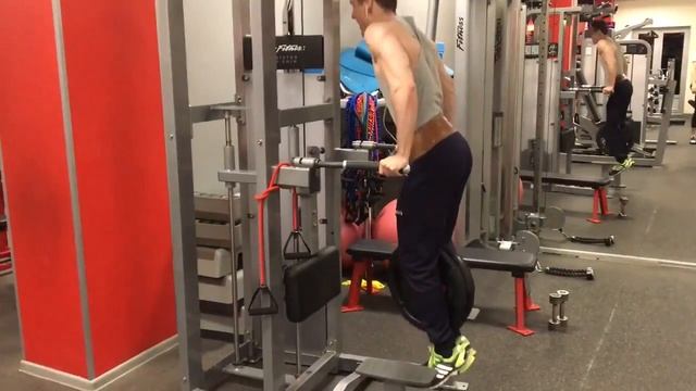 Отжимания на брусьях с дополнительным весом. (40 кг) смотреть онлайн