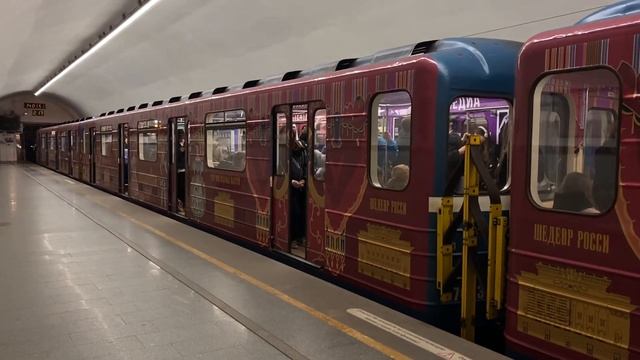 «Александринский театр». Метропоезд 81-717.5/714.5 в тематической оклейке. смотреть онлайн