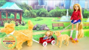 Собака гуляет, лает и действительно тянет повозку с куклами! Розовые куклы гуляют собакой