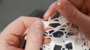 Винтажная салфетка с ананасами по дизайну Elizabeth Hiddleson. Сразу хочется связать себе такую.