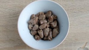 Куриные сердечки в томатном соусе