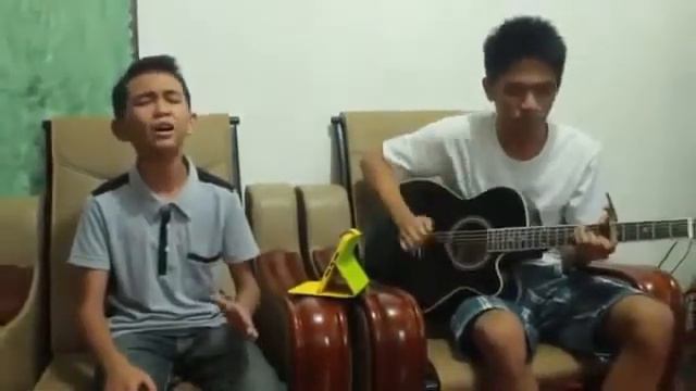 The boy sings well-Парнишка хорошо поет смотреть онлайн