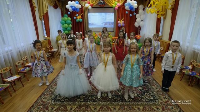 Неожиданный подарок сюрприз от выпускников детского сада   воспитателям