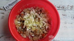 Капустные котлеты с луком и морковью на сковороде