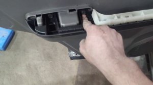 снятие обшивки задней двери nissan X-trail 2006 года.