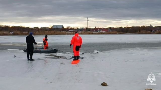 Рыбаки на льду вид сверху