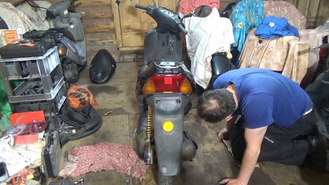 Ремонт Suzuki Lets 2 Италия Снимаем мотор Часть 1 смотреть онлайн